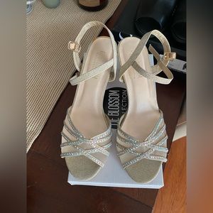 Gold open toed dressy 1” heel